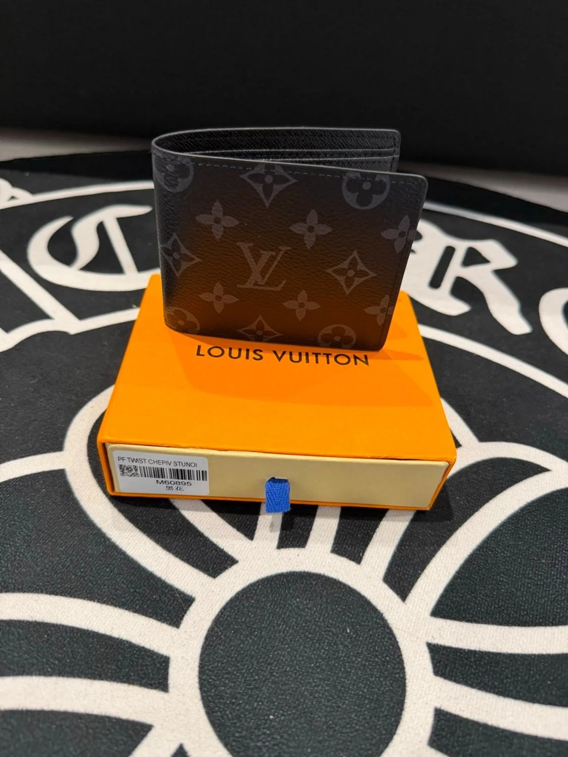 lLv black wallet