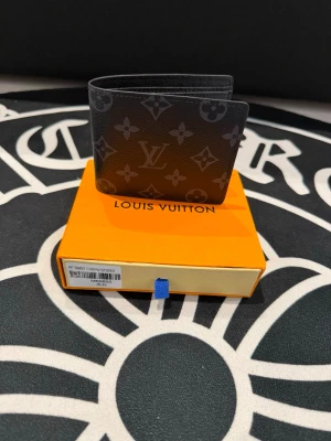 lLv black wallet - Never used, in amazing condition. Ask DM for more questions and follow insta to join our giveaways!