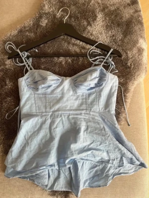 Zara topp - säljer min otroligt snygga topp från zara, ser mycke skrynkligare ut på bild än i verkligheten då den är använd endast en gång💞 storlek M men passar mig som brukar ha XS/S💕 inga defekter alls!!💓