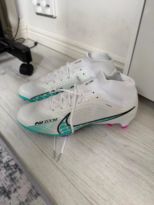 Nike football white elite shoes 44 - Its just like new, with no signs of use! Feel free to ask me questions. We buy and sell original only ❤️🥰