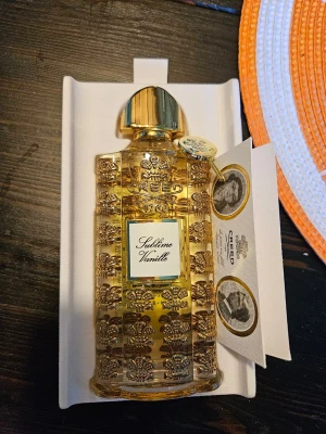 Creed Sublime Vanille parfym 75ml - Lyxig parfym från Creed i serien Les Royales Exclusives. Flaskan är gulddekor med elegant mönster och etikett framtill. Doften Sublime Vanille har en exklusiv och sofistikerad känsla, och flaskan levereras i originalförpackning. Obs! Ej äkta.