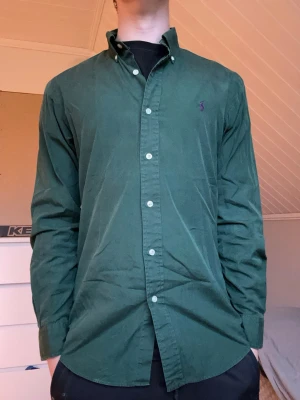Grön från Ralph Lauren - Säljer denna Ralph Lauren skjortan i storlek S. Modellen är 175 och väger 65kg.  Skriv vid frågor