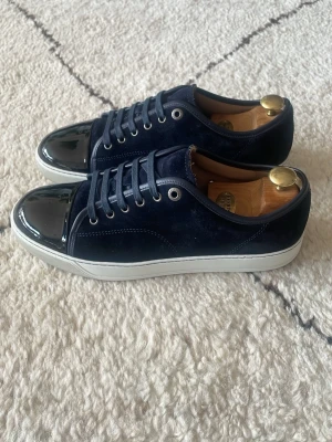 Lanvin  - Ett par grymma Lanvin skor! Perfekt för dig som vill ha en skön och casual sko som funkar till allt inför sommaren. Skorna är så gott som nya, använda ett par gånger. UK 8, motsvarar 42/43. Box, snören och dustbag medföljer! Nypris 5249kr, säljer för 2849kr. 