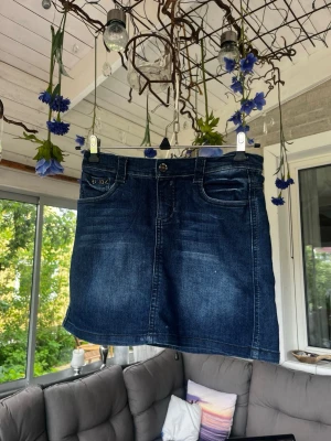 Mörkblå jeanskjol  - Kort jeanskjol som är perfekt till sommaren. Barnstorlek men passar som en XS