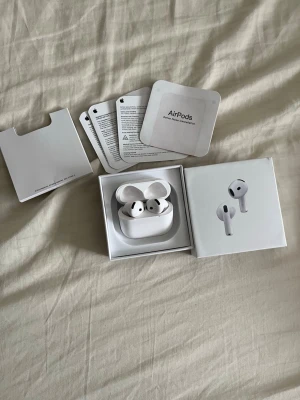 Apple AirPods 4 ANC - Säljer ett par vita Apple AirPods 4 med ANC funkar som helt nya använda lite bara Apple care följer med samt extra öronproppar om inte dem originals skulle passa. 100% äkta 