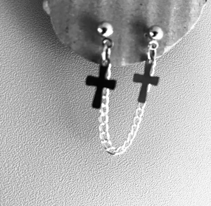 By prisförslag- 1 st Silvrigt örhänge med kors och kedja - 1 stilrent örhänge i silverfärgad metall med två kors som hänger från små kulor och är sammanlänkade med en tunn kedja. Perfekt accessoar för dig som gillar edgy och minimalistisk stil. 