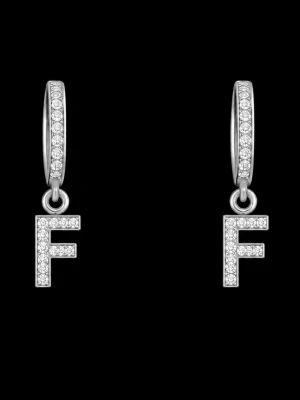 Silverörhängen med bokstaven F - Snygga örhängen i silverfärg med gnistrande stenar och hängande bokstaven F. Perfekta för dig som vill ha ett personligt smycke med lite extra bling. Örhängena har en modern design och är lätta att matcha med andra accessoarer.