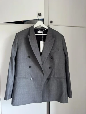 Oversized kavaj Stella McCartney X HM - Säljer denna super snygga och trändiga  Stella McCarney kavaj som är oversize i modellen. Den är oanvänd eftersom den var för stor och aldrig använd. Nypris 2999kr säljer för 2000kr💖💖Skickar mer bilder privat