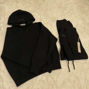 Fear of God Essentials Dress - Hej! Säljer nu min Fear of God Essentials Dress, både hoodien och byxorna i storlek XS, byxorna aldrig använda tags kvar och hoodien använd ett fåtal gånger så skick mycket bra 9.5/10. Kvitto finns. Hör av er vid intresse!😁