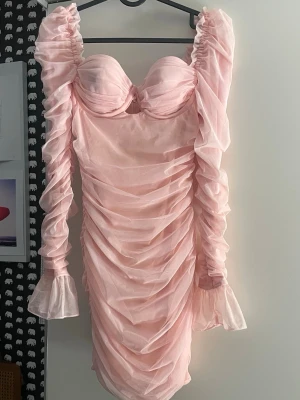 oh polly klänning - oanvänd oh polly klänning i en jättefin rosa och har volang ärmar. den har cupor och dragkedja bak. 
