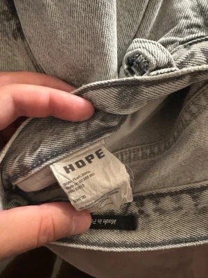 Grå jeans från HOPE - Säljer ett par grå jeans från HOPE med klassisk rak passform. Lite slitna nertill men överlag goa, storlek 30