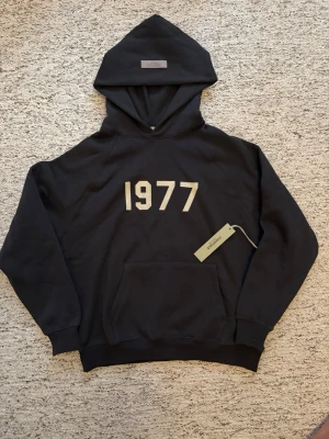 Essentials hoodie - Storleken är Xs men den passar stort. Skulle rekommendera att den passar som S/M (175-185) Tröjan är helt ny och perfekt skick. Skriv vid frågor.