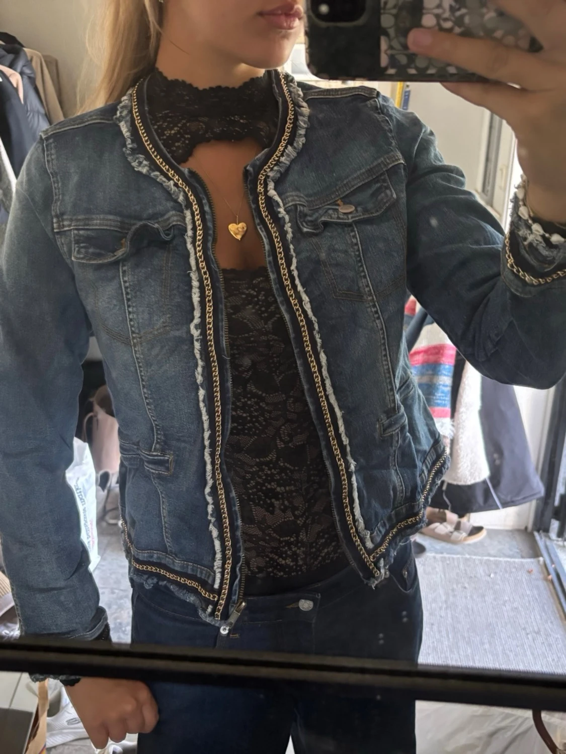 Blå jeansjacka med kedjedetaljer