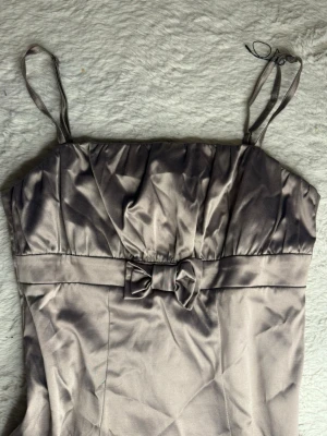 Vintage klänning  - En jättesött champagnefärgad klänning från PRETTY girl! Denna går inte att köpa i butik längre så passa på!! Pris kan diskuteras.