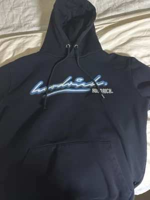 Mörkblå Hoodrich set - Hoodrich set passar bra för S och M jag säljer denna seten pågrund av den inte passar mig längre men den är i jätte bra skick 