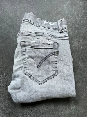 Dondup George jeans  - Tjena, säljer nu dessa riktigt snygga och populära dondup George jeansen, de är i rätt använt skick som syns vid skrevet och där bak vid ena spännet där man har bältet, båda sakerna går att fixa rätt enkelt om man orkar, storlek 31, mått finns på bilden, hör av er vid frågor och funderingar🙌🤝 