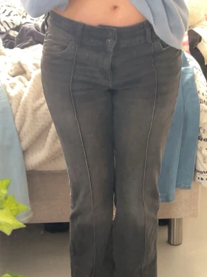 Svarta bootcut jeans med söm - Säljer ett par svarta jeans, som har markerade sömmar framtill och bootcut passform vid bena. Bekväma och snygga. Använda en gång. Storlek L/40 men passar bra som M/38 med.