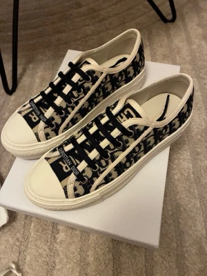 Dior skor  - Säljer vidare mina dior skor som dessvärre bara legat i garderoben. Skickas med all tillbehör som visas på bild. Storlek 38. Perfekta skor till våren och sommaren.