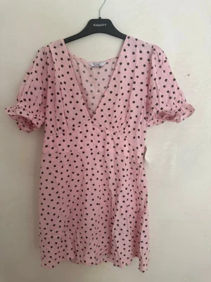 Klänning från Miss Selfridge Petite - Blommigt mönster, V-ringning, Puffärmar, Midjeresår