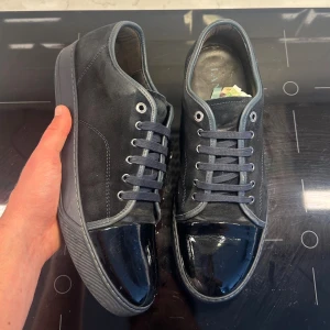 Lanvin skor  - Hej! Säljer nu dessa riktigt snygga Lanvin-skorna. Skorna är i my let bra skick och storlek uk11 vilket motsvarar cirka 45. Box ingår! Hör av dig vid funderingar!