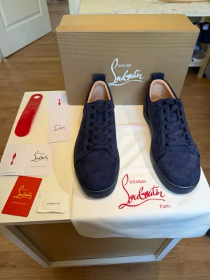 Mörkblå sneakers från Christian Louboutin - Snygga mörkblå skor, säljer dem för att dem var för små, priset kan diskuteras! Fråga gärna om fler bilder. Helt oanvända .