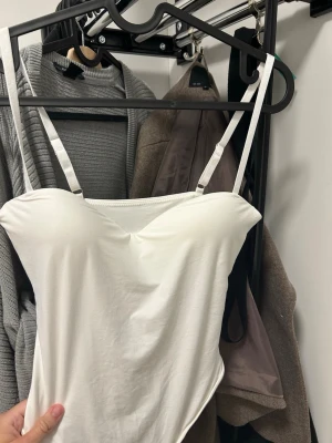 Vit body  - Jag säljer en superfin vit body som jag bara använt en gång. Jag säljer den eftersom jag inte använder den, men den är verkligen jättefin och gjord av ett väldigt bekvämt material. Det finns en liten sminkfläck på insidan vid bh-delen, men den syns varken utifrån eller på andra sidan. 