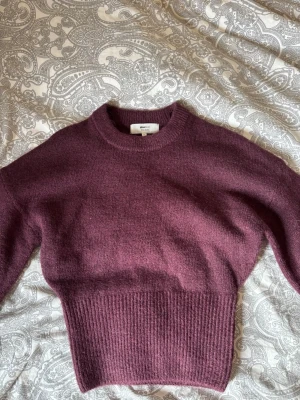 Vinröd stickad tröja Gina Tricot - Mysig vinröd stickad tröja från Gina Tricot i ullblandning. Tröjan har en hög ribbad midja, rund halsringning och långa ärmar. Perfekt för kalla dagar och enkel att styla med jeans eller kjol. Tröjan är helt ny och aldrig använd! Skirv vid fler frågor!!🤍