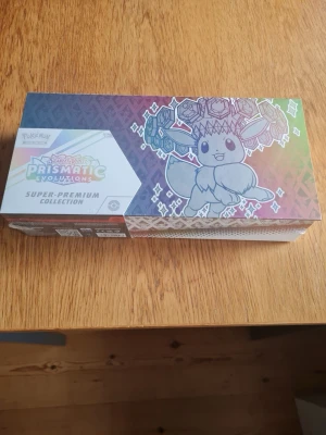 Pokémon Prismatic Evolution Scarlett & Violet SPC - Helt ny oöppnad.  Pokémon super premium collection