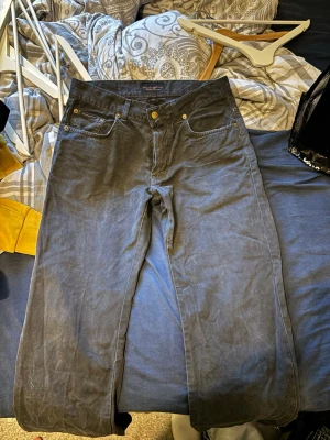 Svarta raka jeans Gant  - Säljer ett par svarta jeans med raka ben och klassisk femficksdesign. Skriv för frågor eller om ni vill buda ! Waist - 31, length-32