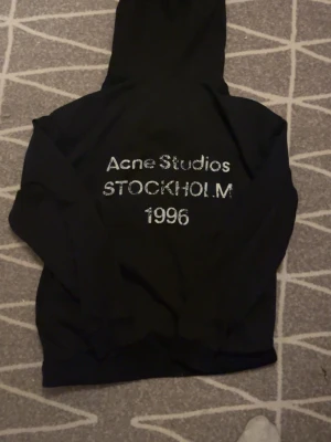 Acne studios  - Tja! Säljer min feta acne studios hoodie, helt nyskick i princip använd några gånger i skolan. Jag måste ändå säga att denna hoodie har en perfekt passform och sitter som en shmäck. Bilderna jag tog är inte dom bästa så här av er vid intresse så knäpper jag några fler. 