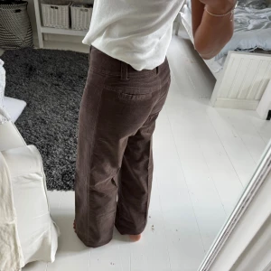Manchesterbyxor - Snygga manchesterbyxor från H&M! Perfekta nu till hösten 🍂🍁 Mjuka och sköna 🤍 midjemått ca 35 cm