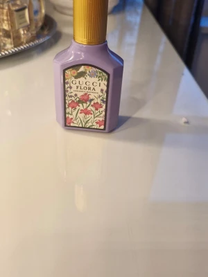 Gucci Flora Gorgeous Magnolia parfym - Gucci Flora Gorgeous Magnolia. Innehåller noter av magnolia, björnbär och patchouli. Perfekt för dig som gillar fräscha och blommiga dofter med en elegant touch. Ca 3/4 kvar av innehållet kvar.
