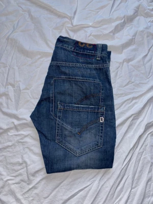 Dondup jeans - Ett par Dondup jeans. Mörkblåa. W32. I mycket bra skick! Hör av er vid frågor eller annat. Skickar snabbt ✅