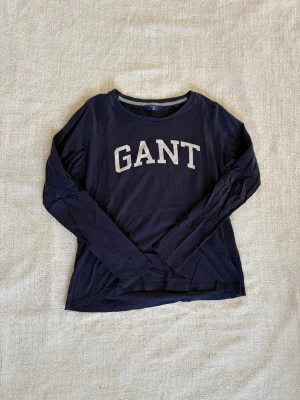 Långärmad gant tröja  - Söker du en bekväm långärmad T-shirt  perfekt till våren och sommarkvällarna? Denna långärmade T-shirt är i fint skick och passar till det mesta. Dessutom till ett väldigt fördelaktigt pris där nypriset är upp emot fem gånger så mycket. Tveka inte på att slå till!  (Postar inom 24)