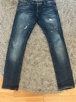 Mörkblå slim fit jeans med slitningar - Snygga mörkblå Jack o Jones jeans i slim/glenn modellen. Finns inga defekter. Passar dig som är ca 178 lång 70kg