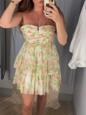 SÖKES!! H&M klänning i M - Jag eftersöker denna klänningen i storlek M!! 🐝💛som jag vill köpa!! Please help a giiirl out!!! Kontakta mig 🥹🥹🥹