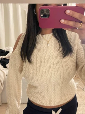 Beige stickad tröja med cold shoulder - Snygg