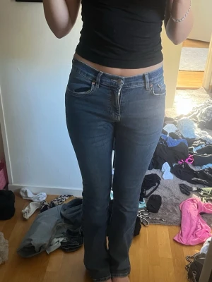 Blå bootcut jeans från gina - Säljer ett par klassiska blå bootcut jeans från Gina och normal midja. Jeansen har en snygg tvätt och raka ben som går ut lite nertill. Perfekta till sneakers eller boots och passar till många olika stilar.