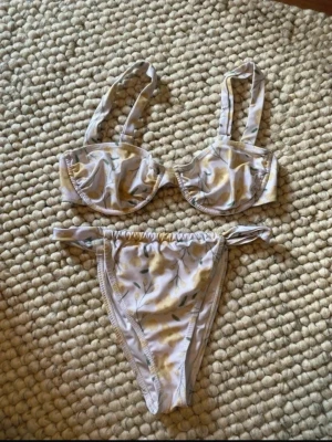 Supersöt bikini med blommor - Säljer detta supersöta bikini-sett med blommor🤍 Storlek S i båda delar