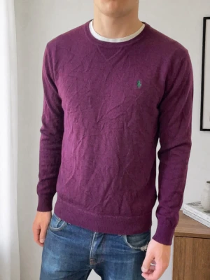 Vinröd Ralph lauren tröja  - Säljer en sjukt fet vinröd tröja från Ralph Lauren. Uppskattad strl L–M. Tröjan är i helt okej skick förutom att lappen är borta, men det påverkar inte användningen. Hör gärna av er vid frågor eller funderingar!!