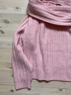 Rosa stickad off shoulder tröja - Aldrig använd men har provat och lapparna är bortklippta. Jättefin stickad tröja i så fin rosa färg och fin modell (därför jag köpte den men märkte sedan att den inte är något som jag är bekväm i). Nypris var 499kr, från bikbok i storlek S. I och med att den är ribbad sitter den så fint på! 