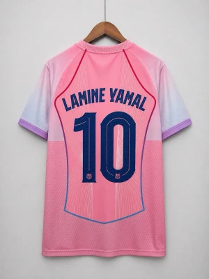 Barça rosa matchtröja Lamine Yamal - Snygg rosa FC Barcelona matchtröja från Nike med Lamine Yamal och nummer 10 på ryggen. Tröjan har lila och vita detaljer på ärmarna, klubbmärke och Nike-logga på bröstet samt Spotify som sponsor. Tillverkad i lätt och ventilerande material, perfekt för fotboll eller träning.