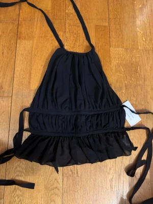 Toppi musta S - Black top open back..
