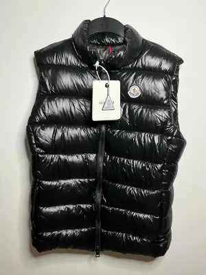 Moncler svart väst - Svart Moncler väst i ny skick, NFC på loggan, pm vid intresse eller för detaljbilder.