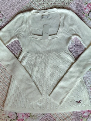 Hollister babydoll top - Helt ny med prislapp kvar! Säljer då den inte passade mig. Har även en i storlek XS uppe till försäljning. Skriv vid frågor❤️