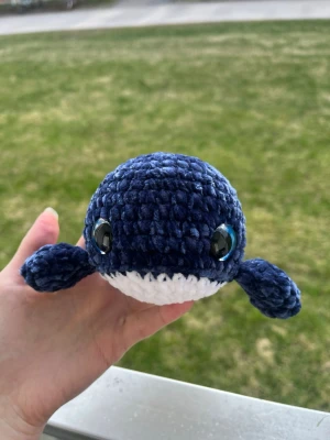 Virkad val - Virkad val i mjukt garn☺️ Cirka 8,5cm hög, 16cm bred och 11cm lång💗