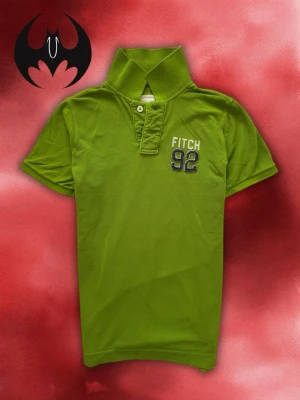 Vintage Abercrombie & fitch short-sleeve polo shirt - Säljer denna sällsynta och eftertraktade Abercrombie & Fitch pikétröja shirt | Bra skick, en liten röd fläck på baksidan | Size M | Längd: 68cm Bröstvidd: 52cm | Skyltdocka: M - 48 cm axlar, 75 cm midja | Lägg endast bud med avsikt att köpa nu, inga fördröjning!