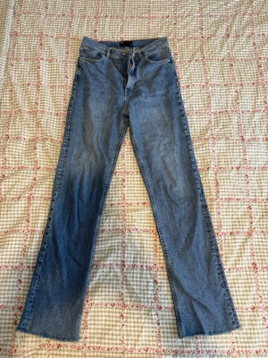 Blå raka jeans från ASOS Tall - Säljer ett par klassiska blå jeans från ASOS Tall med rak passform och hög midja. 