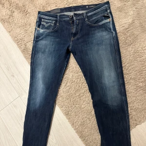 Replay ambass hyperflex jeans - Säljer ett par snygga blå Replay ambass hyperflex jeans! Mycket snygg tvätt! Storlek 33/32, men sitter som 31-32/32😊