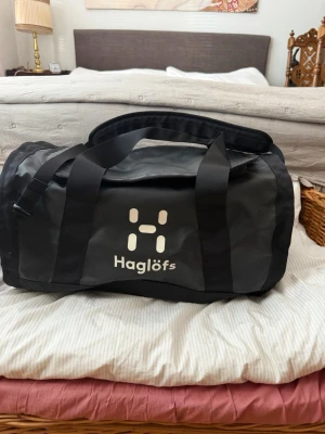 Haglöfs bag - Helt ny Haglöfs väska | nypris kring 1800kr | säljes för 900kr | lapparna kvar | fungerar som ryggsäck och att hålla i handtagen som vanligt | vid intresse är det bara att höra av sig!